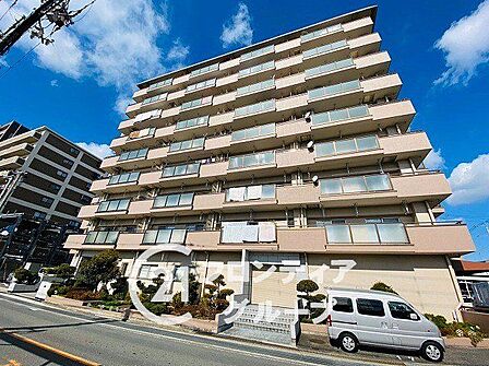SRC造、9階建てのマンションです。最寄り駅まで徒歩約5分!通勤・通学の際に嬉しい物件です。