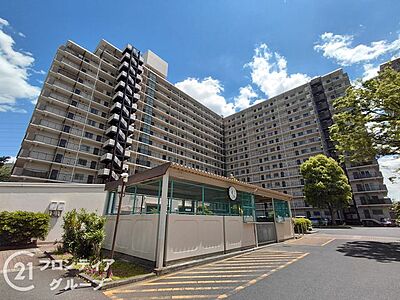 外観:シンプルで洗練されたマンション外観は、住む人のセンスを引き立て、落ち着いた雰囲気を提供します。都会的なデザインが魅力で、住む人に誇りを与える空間です 外観:シンプルで洗練されたマンション外観は、住む人のセンスを引き立て、落ち着いた雰囲気を提供します。都会的なデザインが魅力で、住む人に誇りを与える空間です