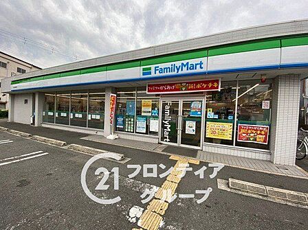 ファミリーマート東大阪菱屋東店 徒歩10分。 770m