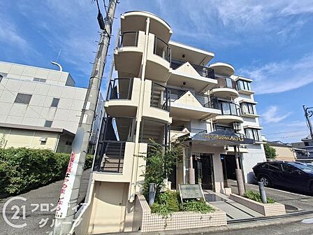 洗練された意匠が街のランドマークとして輝きを放ちますね!充実のコンシェルジュサービスが、ホテルライクな日常と安心を約束してくれる、まさにステータスを感じさせる贅沢な暮らしの始まりですね!