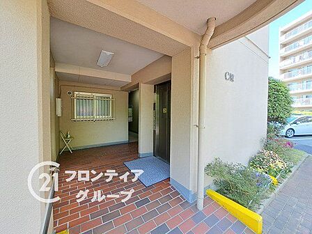 清潔感あふれる広々としたエントランスは住まう方の品格を物語る美しいデザインですね!豊かな緑に癒やされながら、お部屋へと続くゆとりあるアプローチが日々の暮らしに心地よいリズムを運んでくれますね!