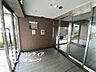 その他：ガラス越しに柔らかな光が広がる開放的なロビーですね！待ち合わせや休憩にも利用できる清潔感あふれるスペースで、帰宅のたびにホッと心が安らぐような、おもてなしの心を感じる場所ですね！