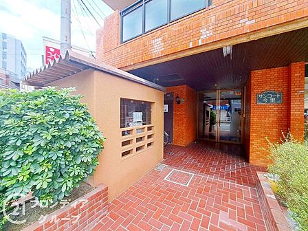 緑の植栽に迎えられるエントランスはまるで隠れ家のような落ち着きがあります 帰宅のたびにホッと息をつける穏やかな空間が広がり毎日の暮らしに潤いと安心感を与えてくれますね