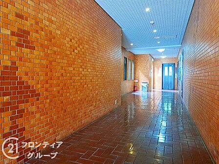 温かみのある壁面に囲まれたゆとりある空間がとっても素敵ですね!静寂に包まれた落ち着きのあるロビーを歩いていると、一日の疲れもスッと癒されていくような心地よい感覚になれますね!