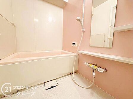 柔らかな色調でまとめられたバスルームは、一日の疲れを優しく解きほぐす癒やしの空間です。清潔感溢れる広々とした浴槽で、心身ともにリフレッシュできる至福のバスタイムをお過ごしいただけます