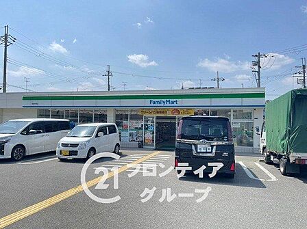 ファミリーマート柏原平野店 徒歩5分。 380m