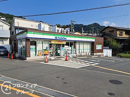 ファミリーマート東石切公園前店 徒歩9分。 660m