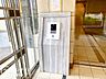 その他：高度なセキュリティ体制が整った共用部は、オートロックと連動した防犯設備が安心をプラスしています！プライバシーを重視した設計となっており、日々の何気ない移動も優雅で安全に感じられる配慮が嬉しいですね
