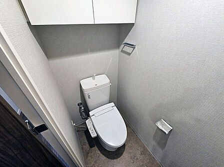 トイレには上部に収納があり、トイレットペーパー、日用品ストック入れとしてご利用いただけます。トイレットペーパーホルダーの追加も可能ですので、是非申しつけください。