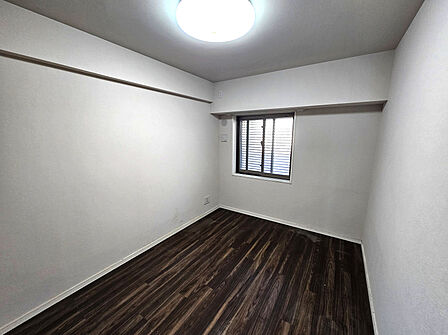 全居室に収納がございます。また、アウトポール設計のため、居室に柱がない家具配置がしやすいお部屋です。