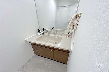 洗面室。大きな鏡が開放的な印象を与えてくれます。シャンプードレッサーでは、朝の寝ぐせ直しなどちょっとした洗髪もできます。
