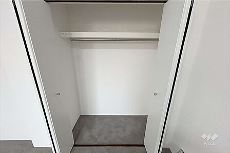 収納。クローゼット内にはハンガーパイプも備わっており、コートやシャツなどもそのまま掛けて収納できます。衣類から小物までしっかり片付きます。
