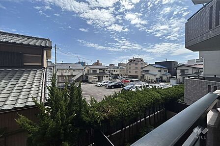 バルコニーからの眺め。建物がかぶっていないので眺め良好です。人の目線も気になりません。南向きで、光のあたりが良いです。