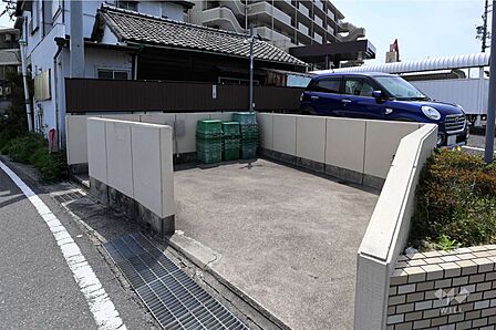 敷地北側と東側の前面道路(北東側から)