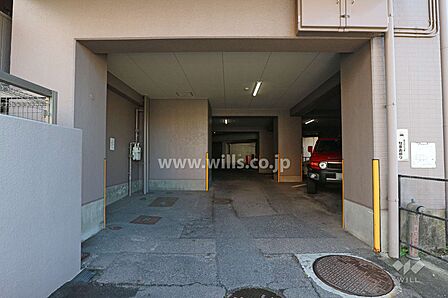 駐車場出入り口・敷地内駐車場(屋内平面式)