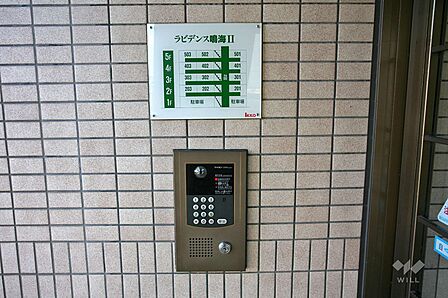 エントランスはオートロック付きです。