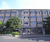樫原小学校まで400m にぎやかな印象です。