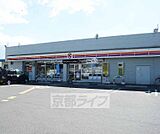 ファミリーマート伏見向島本丸店まで277m 最寄駅は観月橋。24号線の高架下に構えております。駐車場広いです。