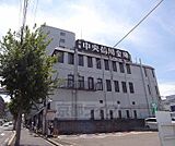 京都中央信用金庫 西五条支店まで51m 国道から見える位置にあります。周辺にはコインパーキングが多数ございます。