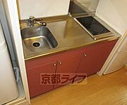 えんじ色がアクセントのキッチンです。