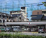 セブンイレブン　下津林東大般若町店まで400m 桂川街道沿いのセブンイレブン。車でも利用しやすい
