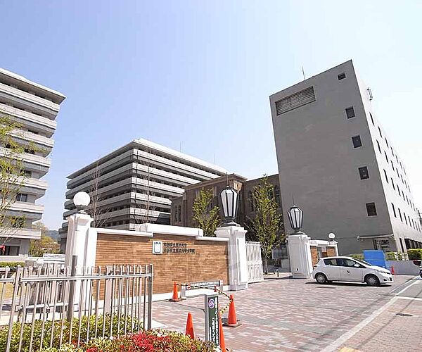 京都府立医科大学附属病院まで988m 綺麗に改装済み。安心の総合病院です。