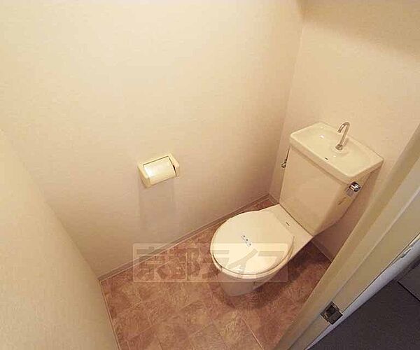 画像12:トイレです。上には棚もございます