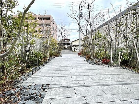 歩道からエント...