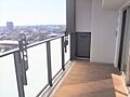 南に面したバル...