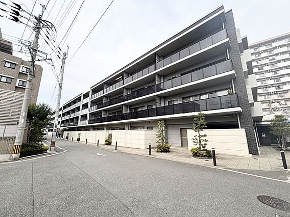 4階建ての3階...