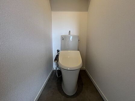 トイレには快適な温水洗浄便座付き!