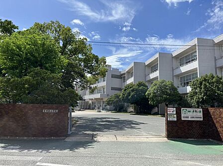 古賀西小学校　747m　徒歩約10分　教育目標「地域を愛し、夢をもって主体的に取り組む子どもの育成」