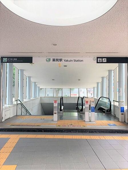 薬院駅まで 250m 徒歩約4分●古くからこの地に薬草園をつくり施薬院を建てたことから薬を作る際の乳鉢と乳棒を組み合わせシンボルマークが作られている。天神大牟田線の停車駅です