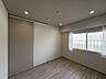 室内：柔らかな日差しが差し込む洋室は色々な用途としてもお使いいただけます。