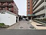 エントランス：マンションの出入り口には移動がしやすいスロープがあります。