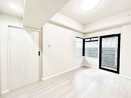 バルコニーが開放感をプラスしてくれる洋室  
