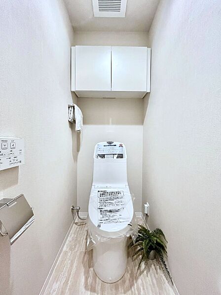 明るく清潔感のあるトイレです。