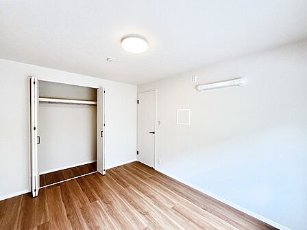 お子さまのお部屋としても!衣類の整理整頓に便利なクローゼット付きの洋室。