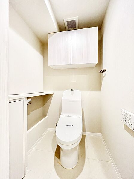 トイレは清潔感のある白を基調とした落ち着ける空間に!