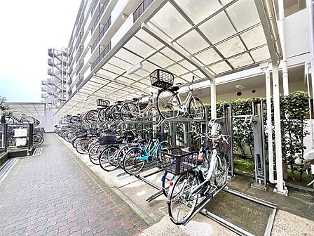 駐輪場は屋根付きで安心