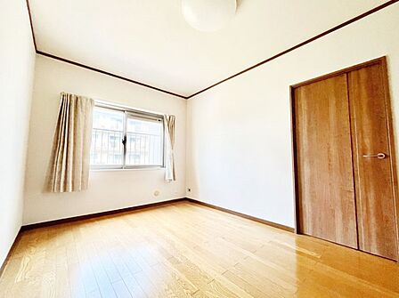窓からのやさしい光が心地よいプライベートルーム
