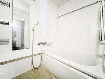 落ち着いた雰囲気でゆっくりお寛ぎいただけるバスルーム