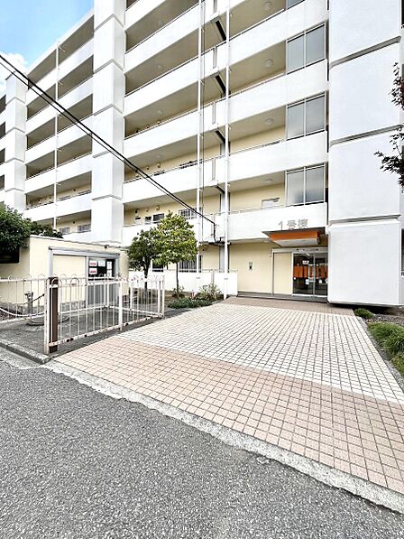 外観 綺麗なエントランスは、居住者を優しく迎えいれてくれます