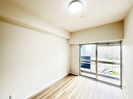 バルコニーからたっぷり入ってくる陽光がお部屋全体を優しく包み込みます!