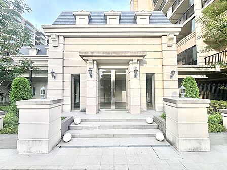 綺麗なエントランスは、居住者を優しく迎えいれてくれます  