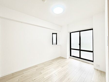 窓からのやさしい光が心地よいプライベートルーム