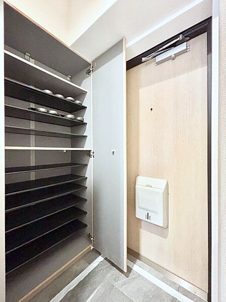 たっぷり収納できるシューズボックスで家族全員の靴も、玄関すっきり。