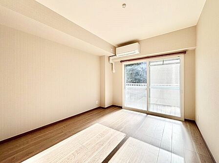バルコニーに繋がるお部屋は開放感があります。