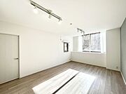 自然光が取り込まれ、家族団らんの場所を明るく演出