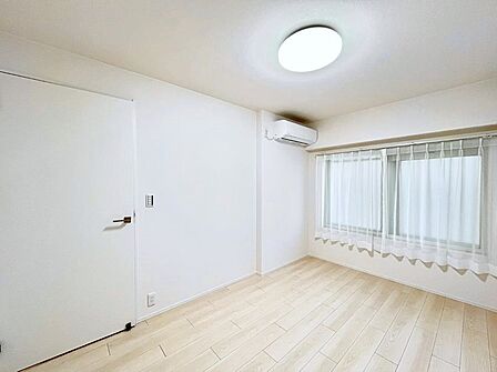 窓からのやさしい光が心地よいプライベートルーム